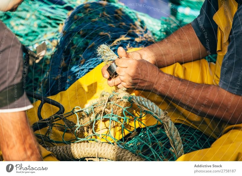 Mann, der mit Fischernetzen arbeitet Ball Bobfahrer Boje Farbe mehrfarbig Tag Detailaufnahme Gerät Fischereiwirtschaft Netzstrümpfe Im Wasser treiben