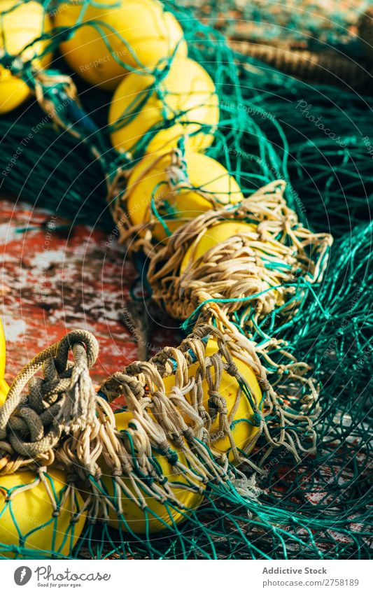 Netz mit gelben Schwimmern Ball Bobfahrer Boje Farbe mehrfarbig Tag Detailaufnahme Gerät Fischereiwirtschaft Netzstrümpfe Im Wasser treiben Gleitkommazahlen