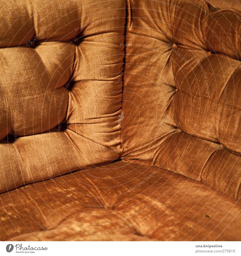 ecke Häusliches Leben Innenarchitektur Möbel Sofa Sessel alt retro orange Samt sitzen Farbfoto Innenaufnahme Detailaufnahme Muster Strukturen & Formen