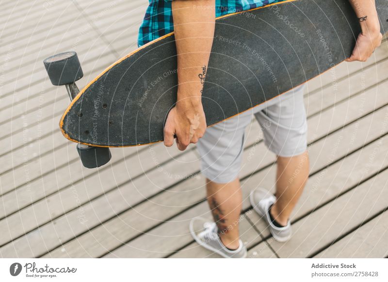 Nahaufnahme eines Mannes mit einem Longboard Skateboard Küste Strand Freizeit & Hobby Sommer mehrfarbig Youngster Aktion Jugendliche Sport Schlittschuhe