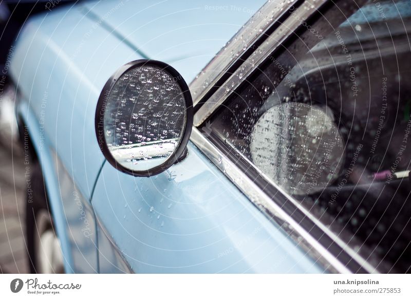 babyblau teil 3 Wasser Wassertropfen Wetter schlechtes Wetter Regen Verkehr Verkehrsmittel Autofahren Fahrzeug PKW nass Seitenspiegel Spiegel Farbfoto