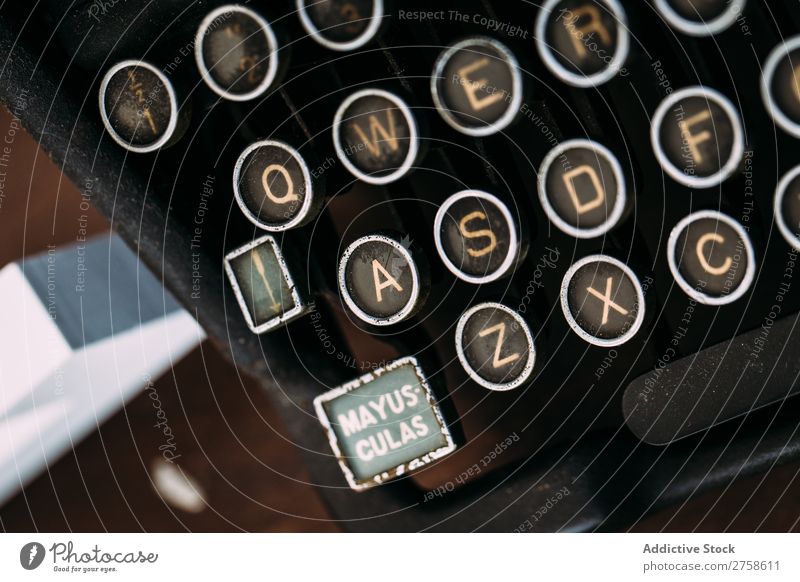 Tastatur einer klassischen Schreibmaschine Lateinisches Alphabet Antiquität Knöpfe Nahaufnahme ausleeren Gußeisen Vogelperspektive Grunge horizontal Schlüssel