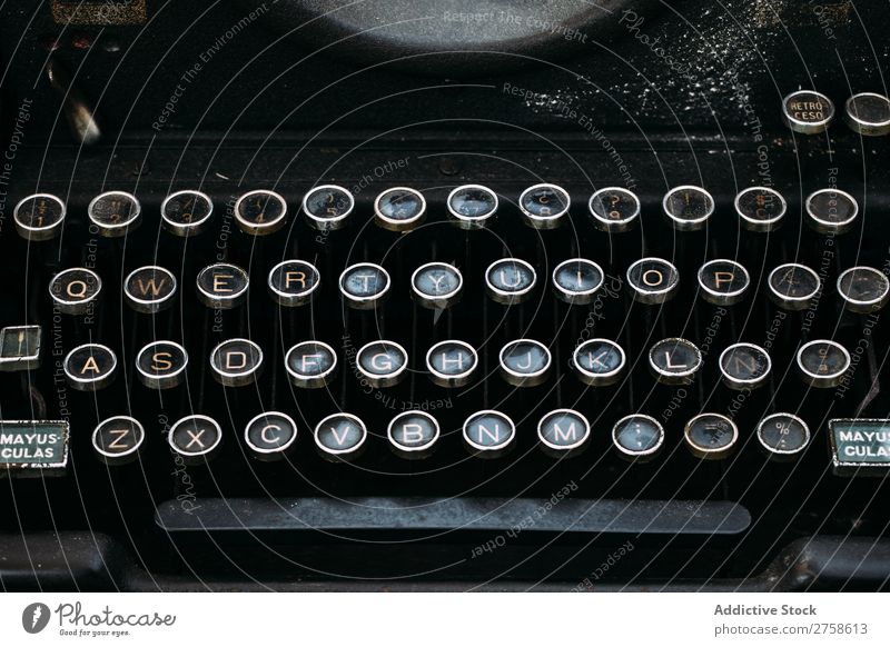 Tastatur einer klassischen Schreibmaschine Lateinisches Alphabet Antiquität Knöpfe Nahaufnahme ausleeren Gußeisen Vogelperspektive Grunge horizontal Schlüssel