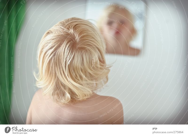 spiegel bild Mensch maskulin Kind Junge Kopf Haare & Frisuren Gesicht Rücken Schulter 1 1-3 Jahre Kleinkind Bad blond Locken Spiegel Blick Fröhlichkeit lustig