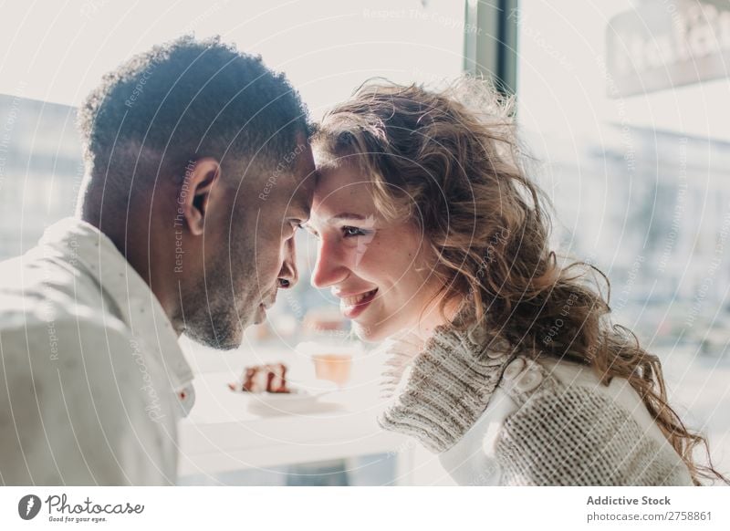 Paar in der Pulloverbindung multiethnisch Stil lässig schön Bonden Datteln Person gemischter Abstammung schwarz Jugendliche Zusammensein gutaussehend hübsch