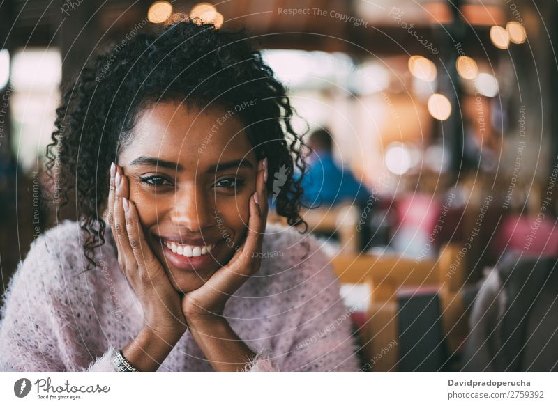 Fröhliche, schöne, schwarze Frau Porträt Fürsorge Afrikanisch Nationalitäten u. Ethnien Lächeln Textfreiraum Blick in die Kamera horizontal Afroamerikaner Glück