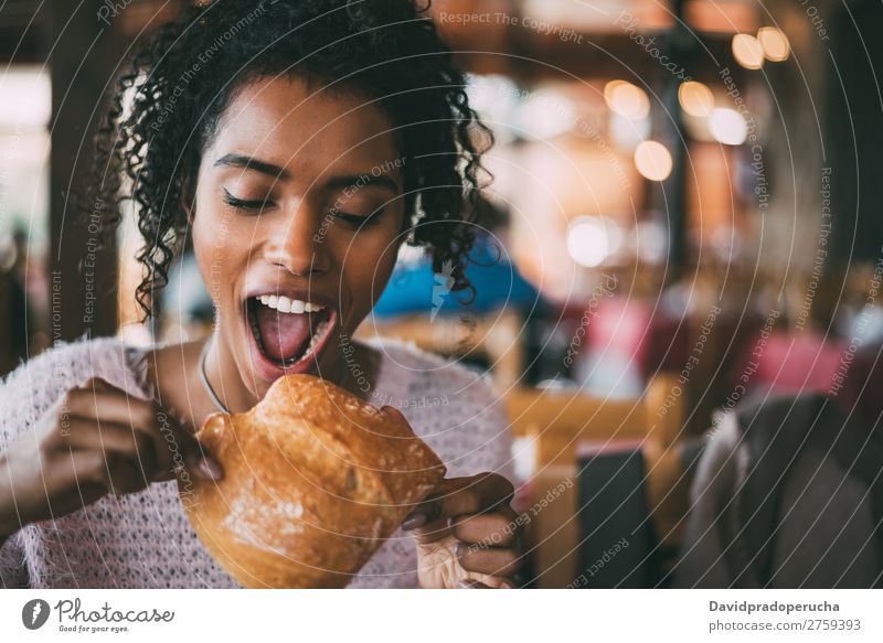 Schwarze Frau isst Brot Essen Lebensmittel urwüchsig schwarz Afrikanisch Person gemischter Abstammung Restaurant Mahlzeit Fressen Mittagessen Textfreiraum