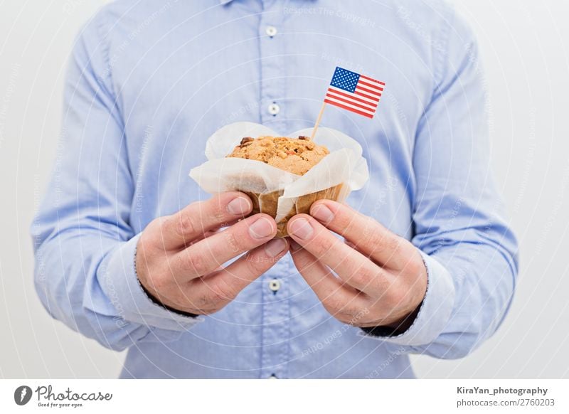Miniaturflagge von Amerika USA mit süßem Cupcake Glück Feste & Feiern Geburtstag Mann Erwachsene Hand Kultur Stoff Fahne weiß Selbstständigkeit Zusammenhalt