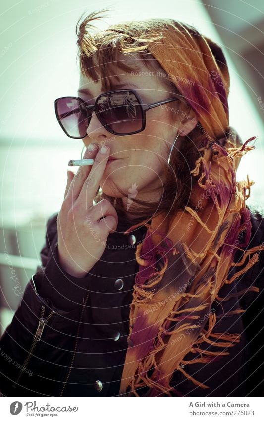 Hiddensee l Miss Rocka Mensch feminin Junge Frau Jugendliche Kopf Hand 1 18-30 Jahre Erwachsene Rauchen Coolness trendy schön einzigartig rebellisch retro