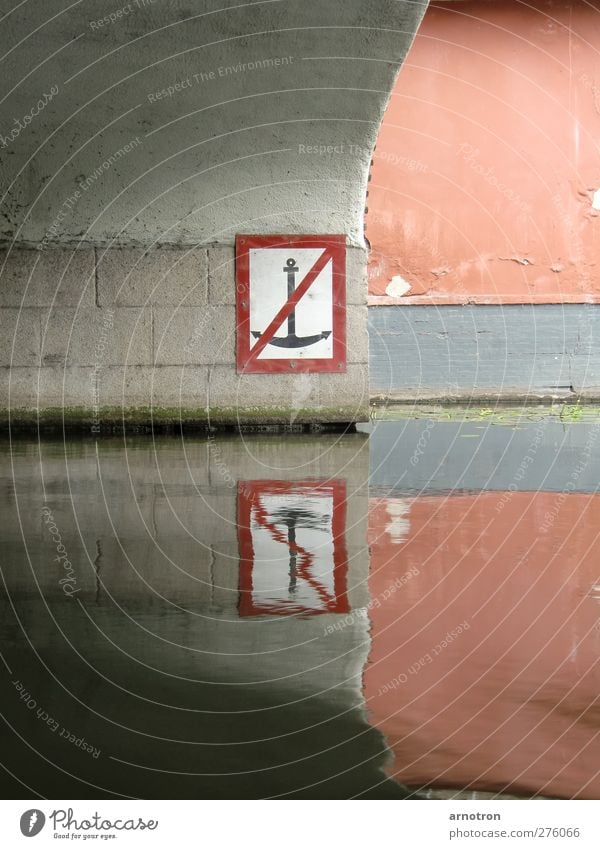 Kein Liegeplatz Fluss Alsterkanal Hamburg Brücke Mauer Wand Verkehrszeichen Verkehrsschild Schifffahrt Binnenschifffahrt Anker Stein Wasser Zeichen