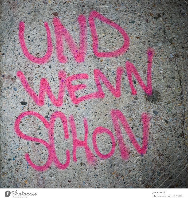 Wenns mal nicht rund läuft und wenn schon Wand Schriftzeichen Graffiti Denken grau rosa Gefühle selbstbewußt Tatkraft Akzeptanz Erfahrung Leichtigkeit