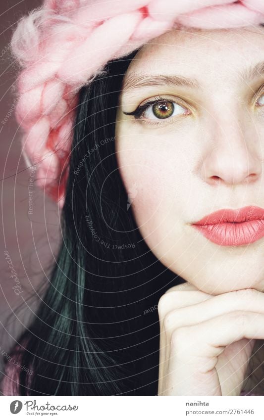 Schöne und ausdrucksstarke brünette Frau in rosa elegant Stil schön Haare & Frisuren Haut Gesicht Kosmetik Schminke Lippenstift Mensch feminin Erwachsene 1