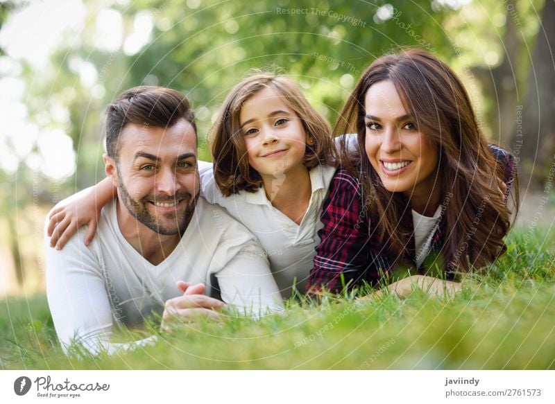 Gluckliche Junge Familie In Einem Stadtischen Park Ein Lizenzfreies Stock Foto Von Photocase