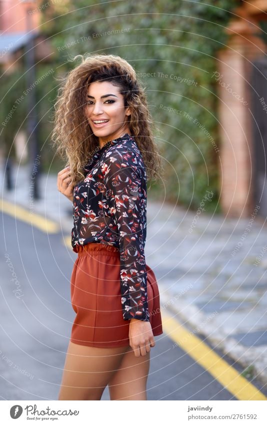Glückliche junge arabische Frau mit schwarzer lockiger Frisur. Lifestyle Stil Freude schön Haare & Frisuren Mensch feminin Junge Frau Jugendliche Erwachsene 1