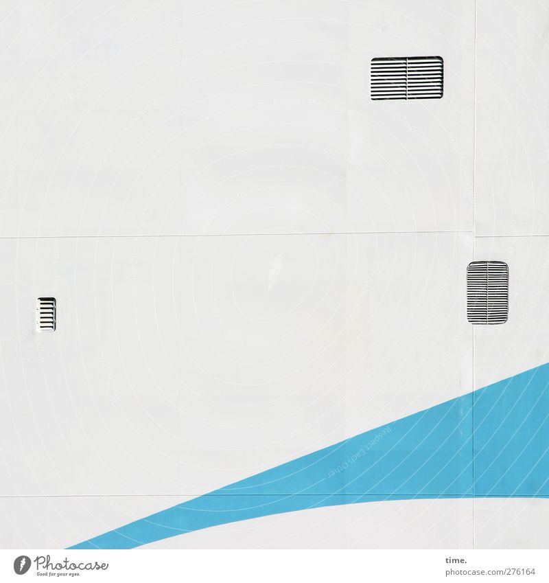 Rausfallsicherung Mauer Wand Fassade Verkehr Schifffahrt Kreuzfahrt Fähre Lüftungsschlitz Lüftungsschacht Metall außergewöhnlich modern dünn blau weiß