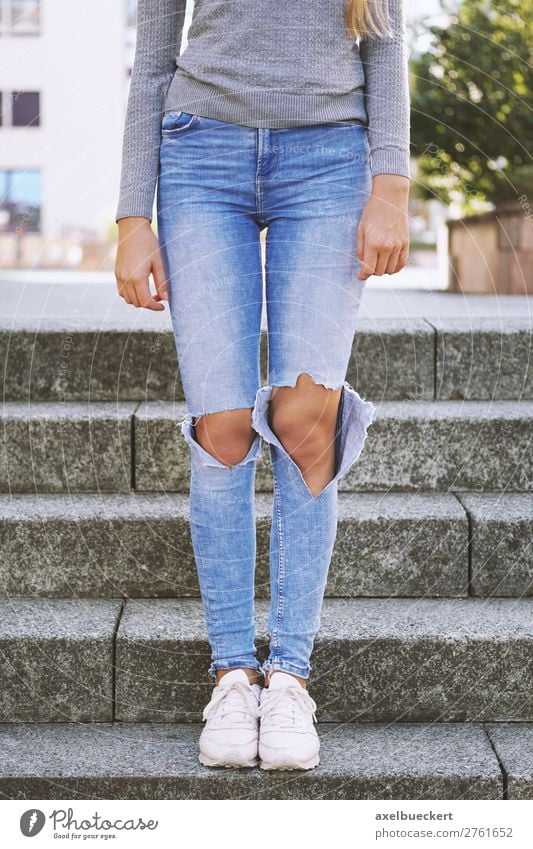 Ripped Jeans Mode Trend Mensch feminin Mädchen Junge Frau Jugendliche Erwachsene Beine 1 13-18 Jahre 18-30 Jahre Treppe Bekleidung Hose Jeanshose Turnschuh