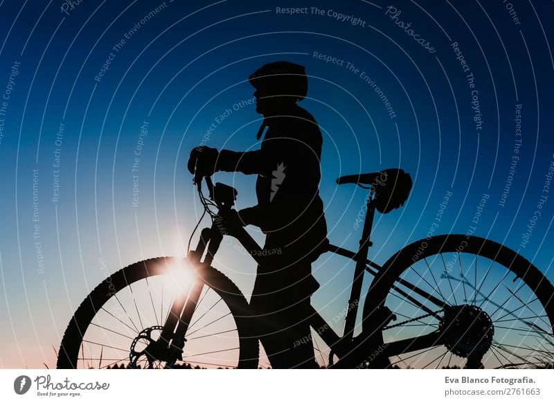 Silhouette eines Fahrradfahrers bei Sonnenuntergang. Sportkonzept. Lifestyle Erholung Freizeit & Hobby Abenteuer Sommer Berge u. Gebirge Fahrradfahren maskulin