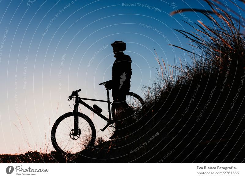 Silhouette eines Radfahrers mit Fahrrad bei Sonnenuntergang. Sport Lifestyle Erholung Freizeit & Hobby Abenteuer Sommer Berge u. Gebirge Fahrradfahren maskulin