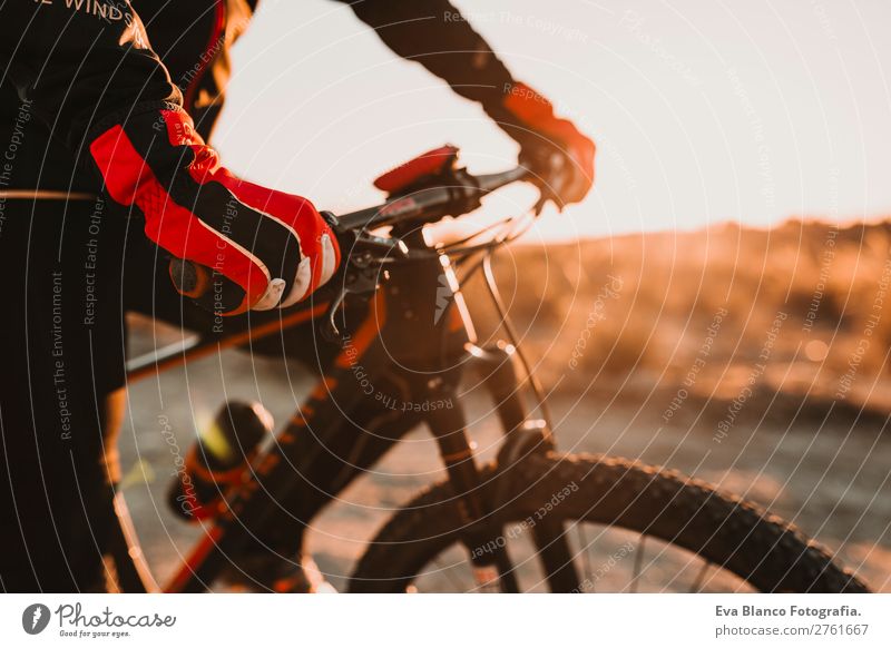 Nahaufnahme Radfahrer Handschuh und Lenker, Mann Reitrad, Sport Lifestyle Erholung Abenteuer Sommer Sonne Berge u. Gebirge Fahrradfahren Erwachsene Natur