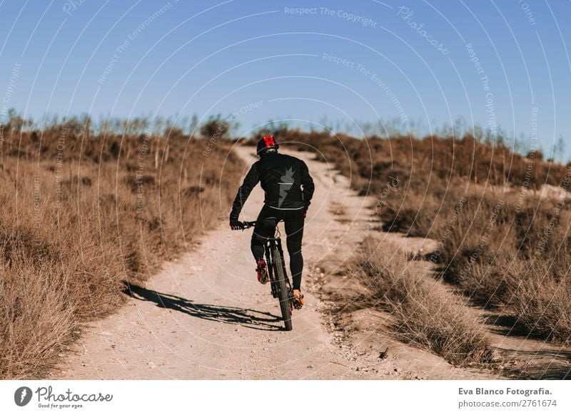 Radfahrer mit dem Fahrrad bei Sonnenuntergang. Sportkonzept. Lifestyle Erholung Freizeit & Hobby Abenteuer Sommer Berge u. Gebirge Fahrradfahren maskulin