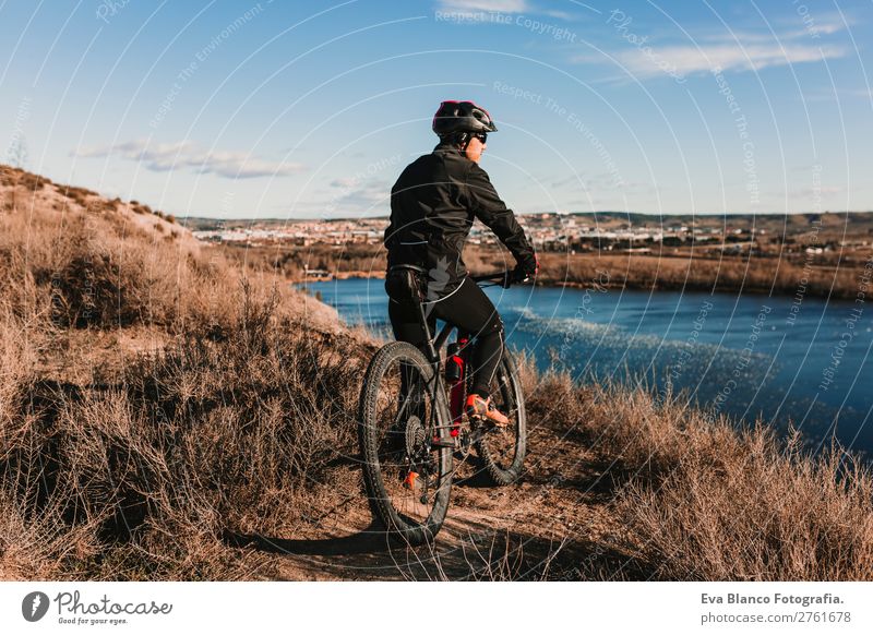 Radfahrer mit dem Fahrrad bei Sonnenuntergang. Sport Lifestyle Erholung Freizeit & Hobby Ausflug Abenteuer Sommer Berge u. Gebirge Fahrradfahren maskulin
