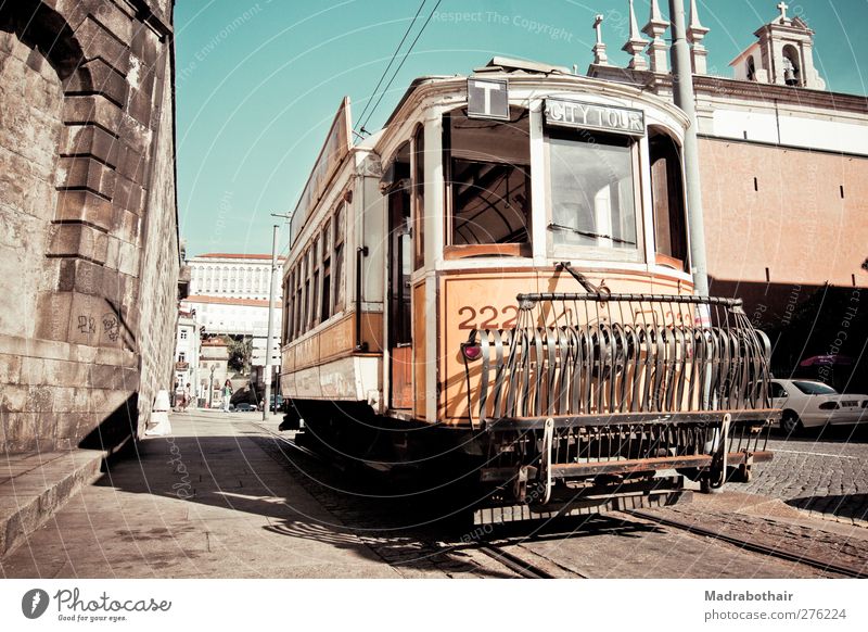 alte Straßenbahn in Porto Städtereise Portugal Europa Stadt Stadtzentrum Altstadt Haus Verkehr Verkehrsmittel Öffentlicher Personennahverkehr Straßenverkehr
