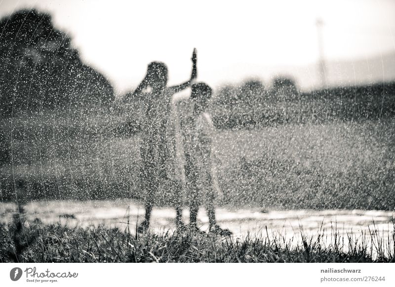 Regenspaß Kind Mädchen Junge Geschwister Freundschaft Kindheit 2 Mensch 3-8 Jahre Landschaft Wasser Wassertropfen Sommer Schönes Wetter Feld genießen Spielen