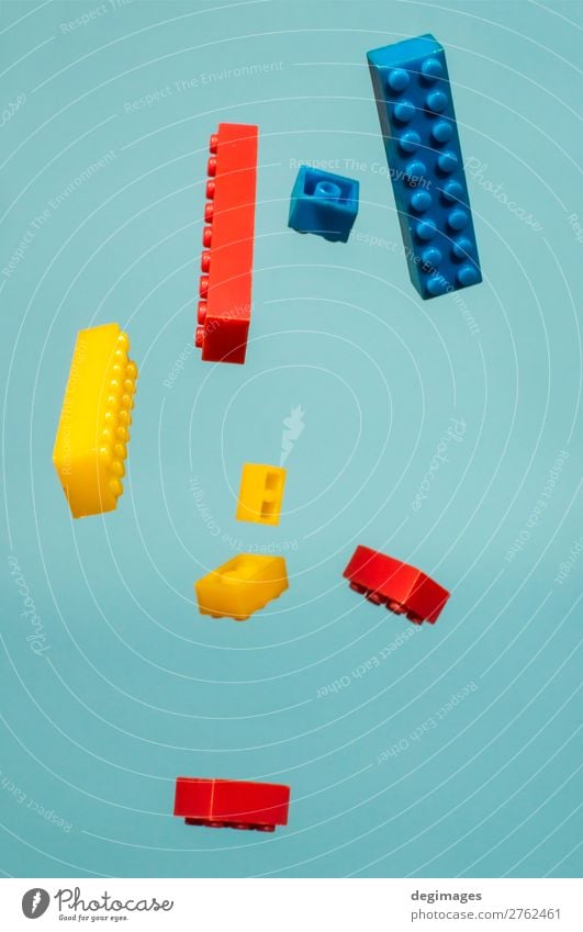 Schwebende geometrische Kunststoffwürfel in der Luft. Bauspielzeug Design Spielen Kind Kindheit Spielzeug Backstein bauen Bewegung blau Farbe Blöcke fliegend