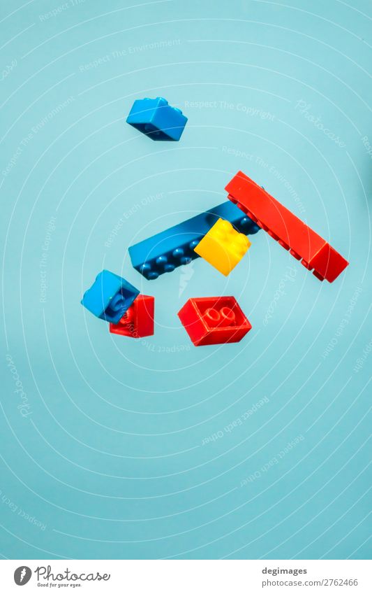 Schwebende geometrische Kunststoffwürfel in der Luft. Bauspielzeug Design Spielen Kind Kindheit Spielzeug Backstein bauen Bewegung blau Farbe Blöcke fliegend