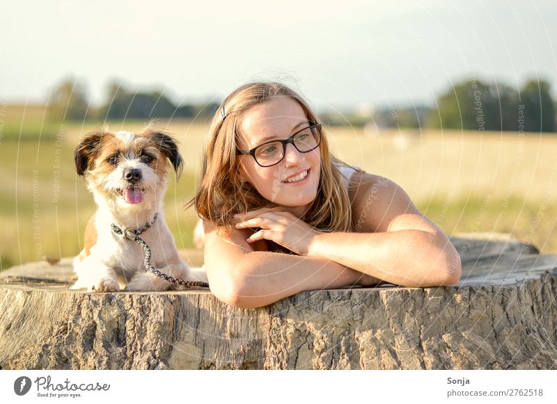Junge Frau mit enem Hund auf einem Baumstamm Lifestyle Freizeit & Hobby Ausflug Sommer feminin Jugendliche Leben 1 Mensch 18-30 Jahre Erwachsene Landschaft