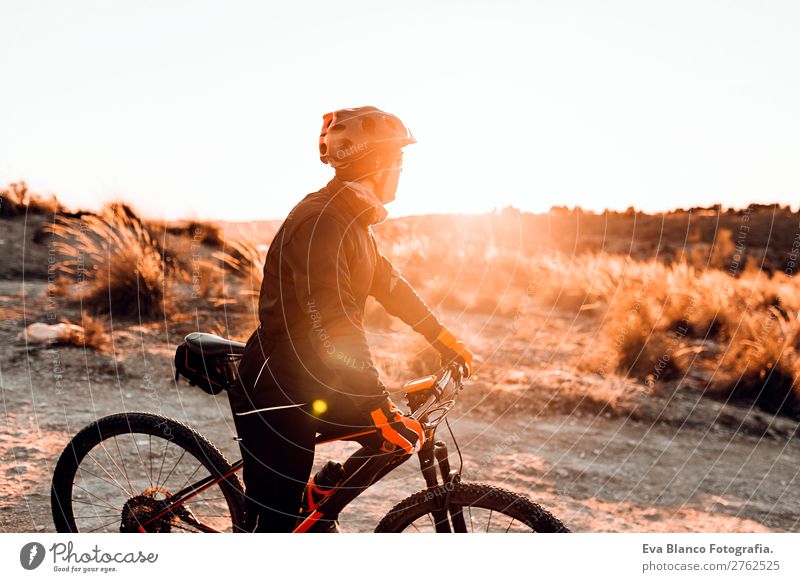 Radfahrer mit dem Fahrrad bei Dunkelheit. Sport Lifestyle Erholung Freizeit & Hobby Abenteuer Sommer Sonne Berge u. Gebirge Fahrradfahren maskulin Junger Mann