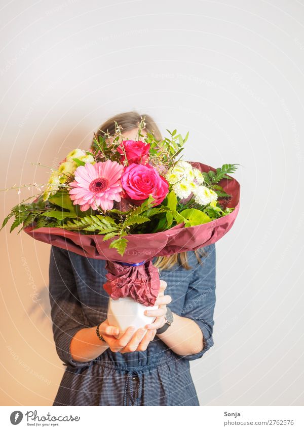 Junge Frau mit Blumenstrauß vor dem Gesicht Lifestyle Stil Valentinstag Muttertag Geburtstag Jugendliche Leben Hand 1 Mensch 18-30 Jahre Erwachsene Duft schön
