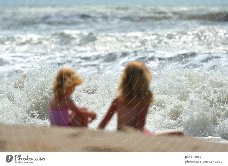 Mädchen vor der tosenden Brandung Freude Sommer Sommerurlaub Sonne Strand Meer Wellen Mensch feminin Kind Geschwister 2 3-8 Jahre Kindheit Sand Wasser