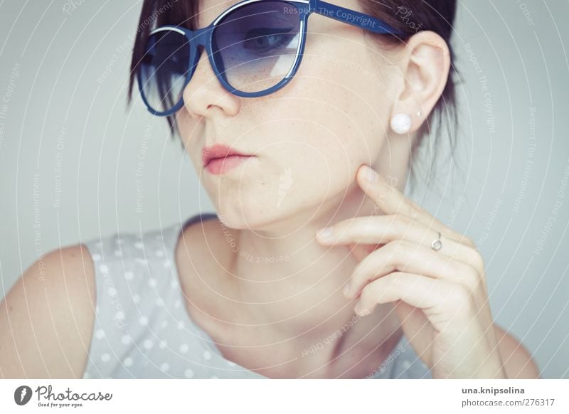 50s Lifestyle Stil schön Schminke feminin Junge Frau Jugendliche Erwachsene Gesicht Hand 1 Mensch 18-30 Jahre Mode Bekleidung Kleid Accessoire Schmuck Ring