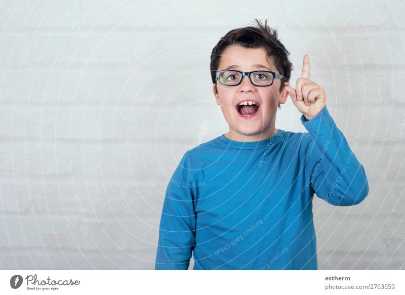 Junge mit Brille, der mit dem Finger nach oben zeigt. Lifestyle Freude Bildung Kind Schule Schulkind Schüler sprechen Mensch maskulin Kindheit 1 8-13 Jahre