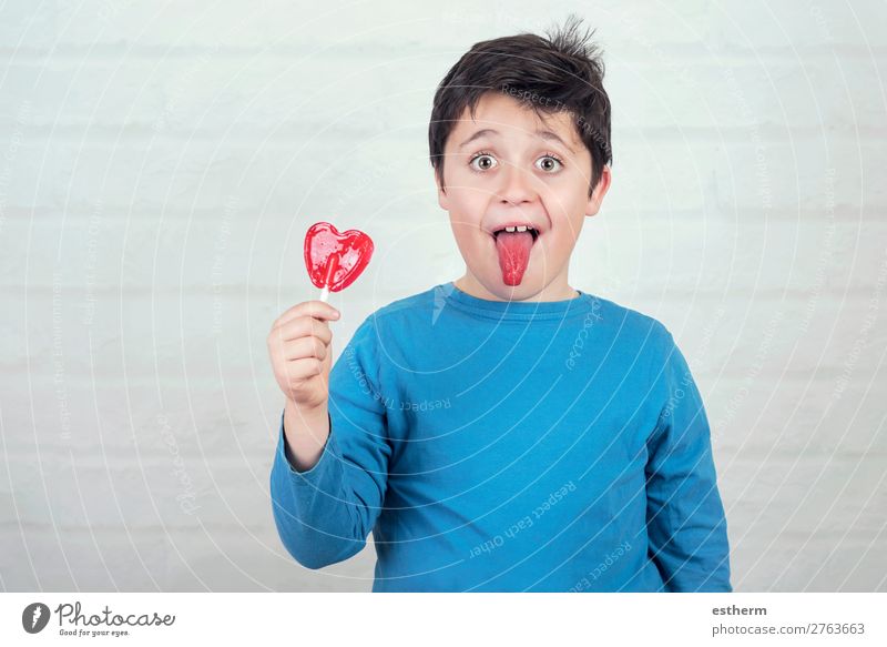 lustiges Kind mit Lutscher, der die Zunge herausstreckt. Dessert Süßwaren Ernährung Essen Lifestyle Freude Mensch maskulin Junge Kindheit 1 8-13 Jahre Herz