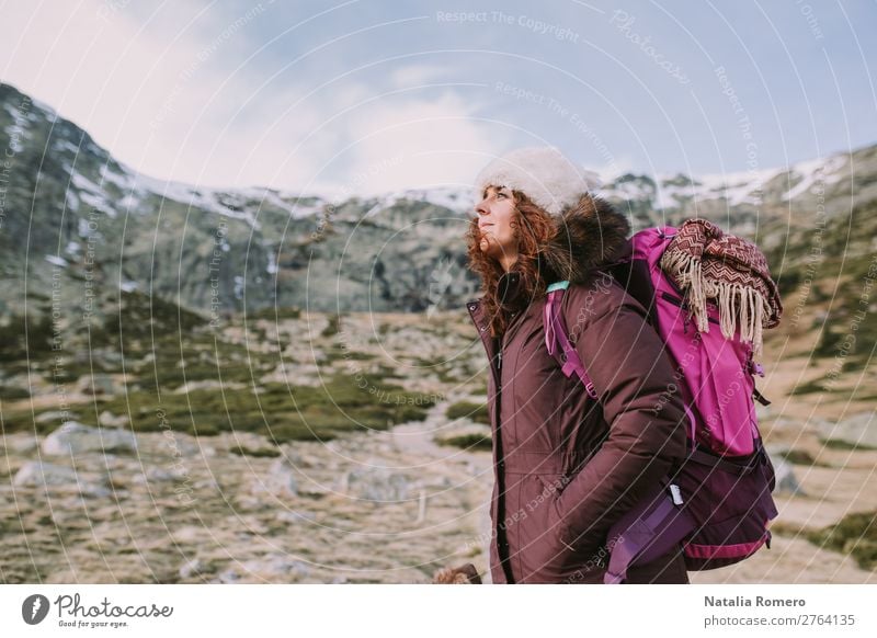 Bergsteigerin Mädchen ihr Rücken schaut sich in den hohen Bergen um. Lifestyle schön Erholung Freizeit & Hobby Ferien & Urlaub & Reisen Tourismus Ausflug