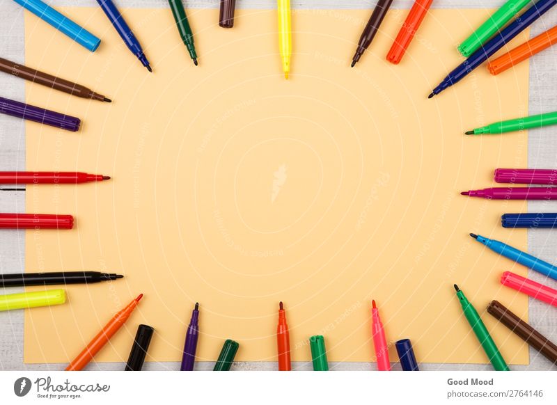 Rundrahmen aus bunten Filzstiften und gelbem Papier Design Tisch Schule Büro Business Werkzeug Menschengruppe Kunst Schreibstift zeichnen Farbe Hintergrund