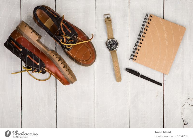 Reisekonzept - Schuhe, Notizblock und Uhr Ferien & Urlaub & Reisen Ausflug Schreibtisch Tisch Junge Mann Erwachsene Mode Bekleidung Leder Accessoire