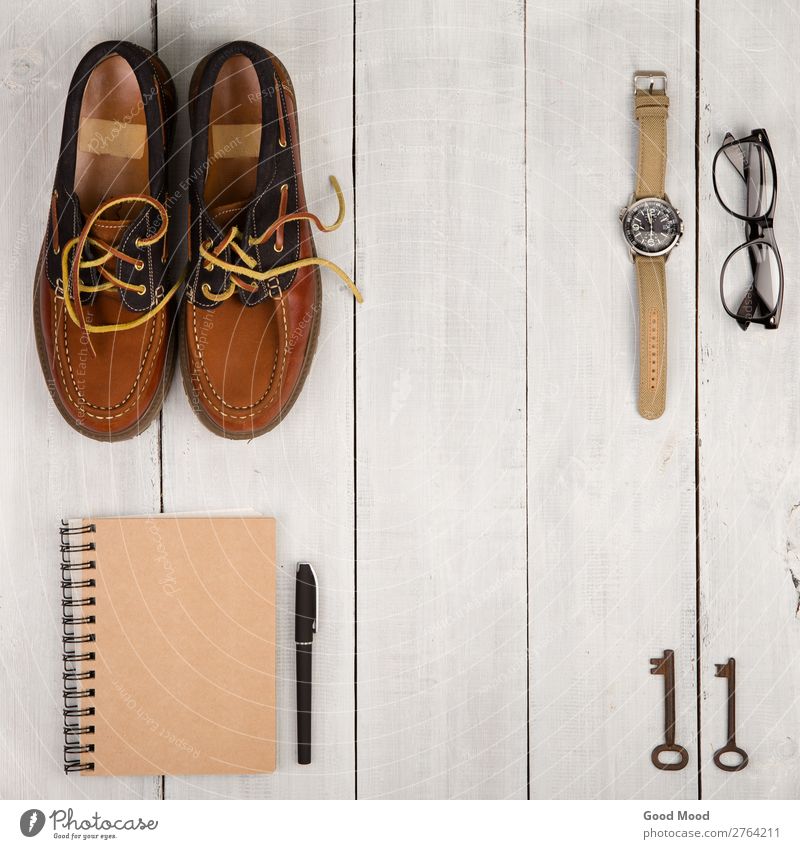 Schuhe, Notizblock, Uhr, Brille und Vintage-Schlüssel Ferien & Urlaub & Reisen Ausflug Schreibtisch Tisch Junge Mann Erwachsene Mode Bekleidung Leder Accessoire
