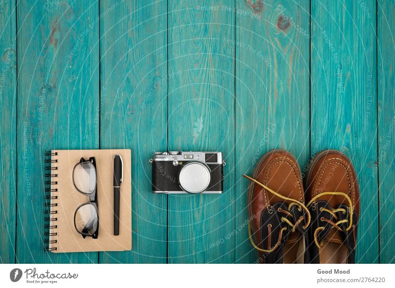 Schuhe, Notizblock, Kamera, Brille auf Holzschreibtisch Ferien & Urlaub & Reisen Ausflug Schreibtisch Tisch Fotokamera Junge Mann Erwachsene Mode Bekleidung