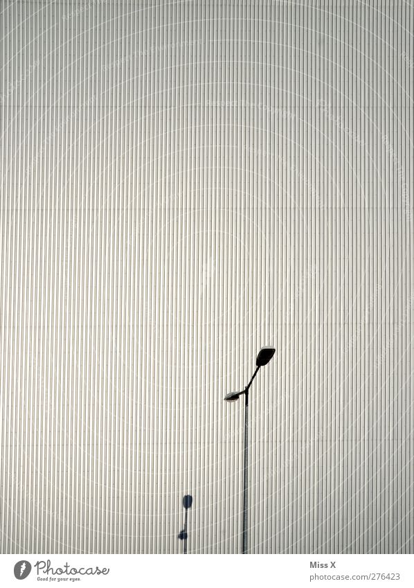 Schatten seiner selbst Fabrik grau Wand Fassade Straßenbeleuchtung Linie Moiré-Effekt Farbfoto Außenaufnahme Muster Menschenleer Textfreiraum oben