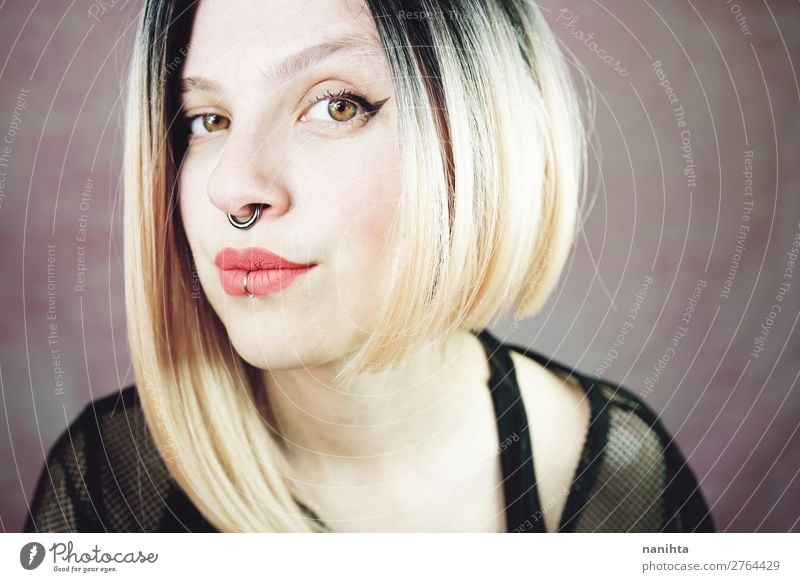 Attraktive junge und Punk-Frau mit Ombre-Frisur. Stil exotisch Freude schön Haare & Frisuren Haut Gesicht Kosmetik Schminke Lippenstift Mensch feminin