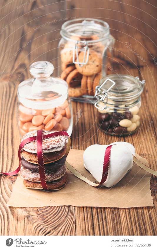 Lebkuchenplätzchen, Süßigkeiten, Kuchen in Gläsern auf Holztisch Dessert Süßwaren Ernährung Essen Diät Lifestyle Tisch Herz genießen lecker braun backen