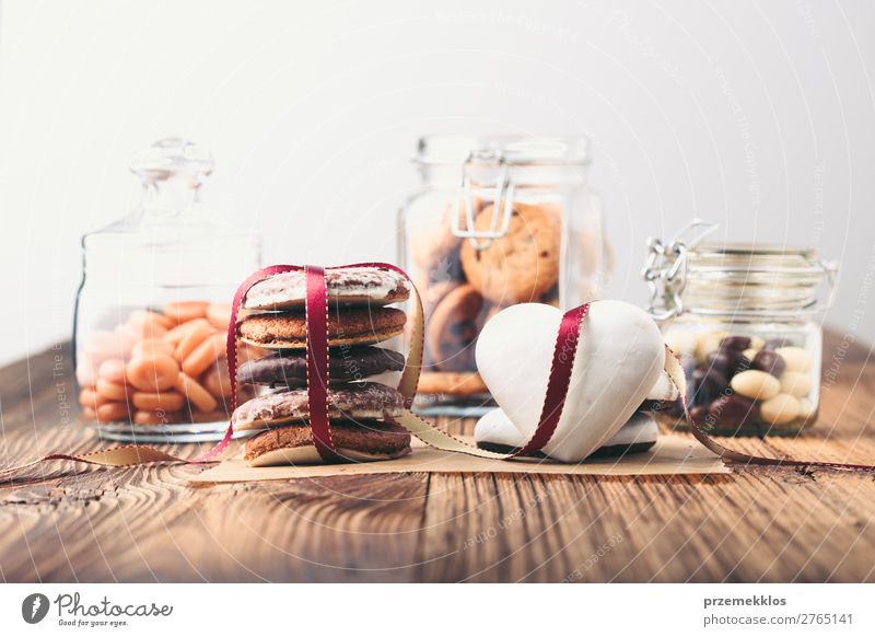 Lebkuchenplätzchen, Süßigkeiten, Kuchen in Gläsern auf Holztisch Dessert Ernährung Essen Diät Lifestyle Tisch Herz genießen lecker braun backen Bäckerei Biskuit