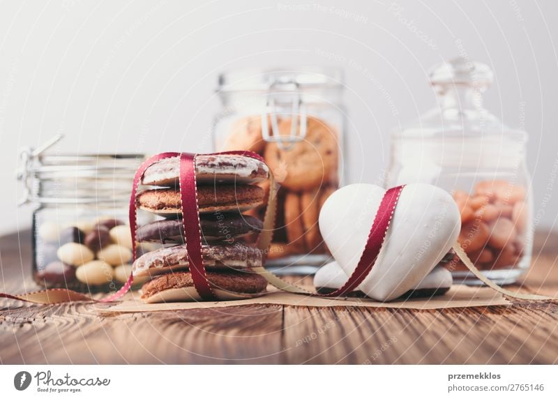 Lebkuchenplätzchen, Süßigkeiten, Kuchen in Gläsern auf Holztisch Dessert Ernährung Essen Diät Lifestyle Tisch Herz genießen lecker braun backen Bäckerei Biskuit