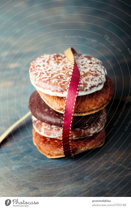 Ein paar Lebkuchenkekse in rotes Band gehüllt Frohe Weihnachten Kuchen Dessert Ernährung Essen Diät Tisch Schnur genießen lecker braun backen Bäckerei Biskuit