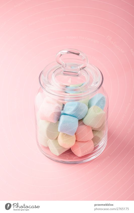 Ein mit bunten Marshmallows gefülltes Glas auf schlichtem Hintergrund. Dessert Süßwaren Ernährung Essen Diät hell lecker blau Farbe Bonbon farbenfroh