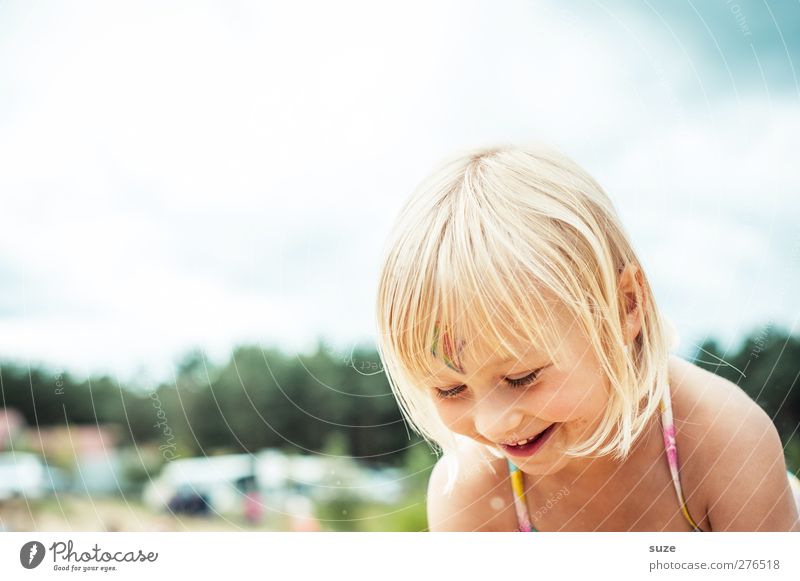 Sommerspaß Freude Haare & Frisuren Haut Gesicht Freizeit & Hobby Spielen Mensch feminin Kind Kleinkind Mädchen Kindheit Kopf 1 3-8 Jahre Himmel blond lachen