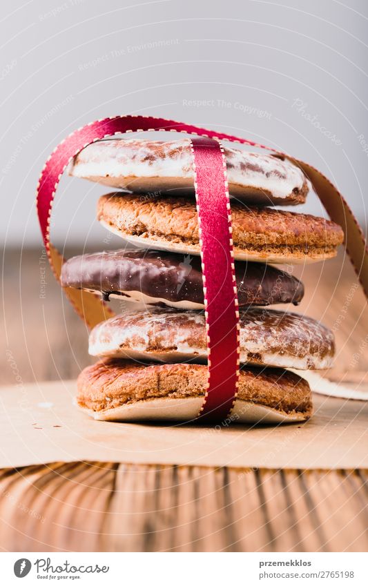 Ein paar Lebkuchenkekse in rotes Band gehüllt Frohe Weihnachten Dessert Ernährung Essen Diät Glück Tisch Schnur genießen lecker braun backen Bäckerei Biskuit